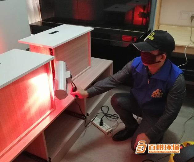佛山百悅環保除甲醛治理公司是專業清除甲醛公司，為佛山及佛山周邊新裝修機關企事業單位辦公樓、寫字樓、家庭住宅、新房、別墅、公寓、酒店、賓館、醫院、養老院、幼兒園、學校教室、商場、超市、旅館、文化場所、書店、圖書館、展覽館、體育館、公共交通場所、公共交通工具、餐廳等用戶提供室內除甲醛、裝修甲醛治理解決方案、除異味的空氣治理服務,擁有經驗豐富的施工團隊，除甲醛價格公道，十五年質保。